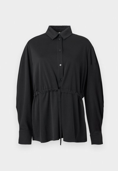 Μαύρο πουκάμισο μακρυμάνικο με κουμπιά και γιακά, με ρυθμιζόμενο κορδόνι στη μέση, εμφανιζόμενο σε απλό ανοιχτό φόντο.
