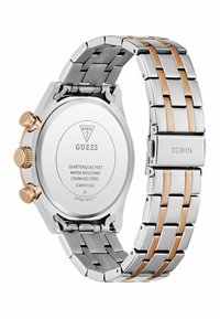 Orologio da polso in acciaio inox con bracciale a maglia in argento e oro, dotato di un quadrante rotondo e tre pulsanti. Mostra i dettagli di resistenza all'acqua sul retro.