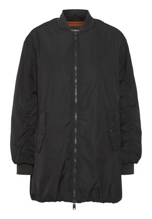 Giacca bomber nera realizzata in tessuto liscio e lucido. Presenta dettagli con maniche arricciate, polsini e vita elasticizzati, e tasche frontali.