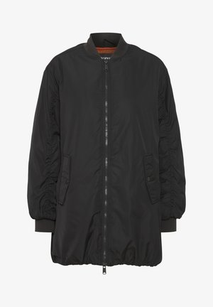 Črn bomberski jopič iz gladkega, sijočega materiala. Ima zloženke na rokavih, elastične manšete in pas ter sprednje žepe.