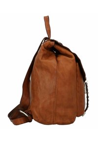 Leder-Schultertasche in warmem Braun, mit weicher Textur, geschwungener Form und verstellbarem Riemen mit Metallakzenten.