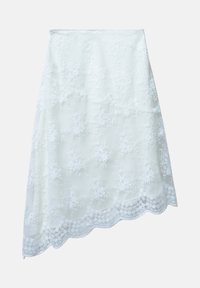 Weißer Spitzenrock mit floralen Stickereien, gewelltem Saum, halbtransparentem Stoff und asymmetrischem Design, das mit komplexen Details versehen ist.
