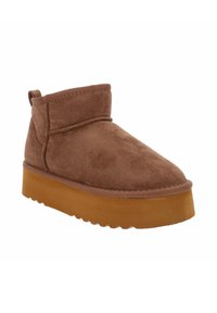 Stivali ankle in suede marrone con colletto imbottito, suola in gomma e punta rotonda. Presentano una superficie testurizzata e un dettaglio con cucitura laterale curvata.