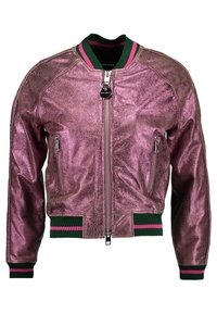 Metaliczna różowa kurtka bomberka z zapięciem na zamek, zielono-różowe prążkowane kołnierz i mankiety oraz dwie kieszenie z przodu na zamek.