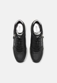 Sorte sneakers i en kombination af læder og mesh, med en rund tå, snørebånd foran, sølvdetaljer og en sidelukning.