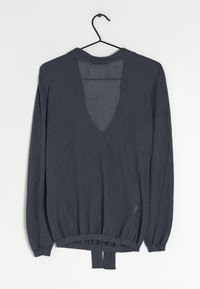 Dunkelgraues Langarmshirt mit V-Rücken-Design, gerippten Bündchen und elastischem Saum. Hergestellt aus einem weichen, leichten Stoff.