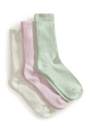 Tres pares de calcetines cortos acanalados en colores pastel: verde claro, rosa claro y blanco roto, dispuestos superpuestos sobre un fondo blanco.