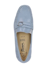 Hellblaue Mokassins aus strukturiertem Material, mit dekorativen Nähten, silberfarbener Schnallenakzent und weichem Innenbranding.