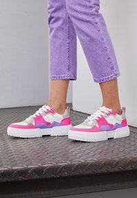 Não selecionado, white/purple/pink