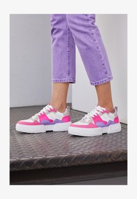 Não selecionado, white/purple/pink