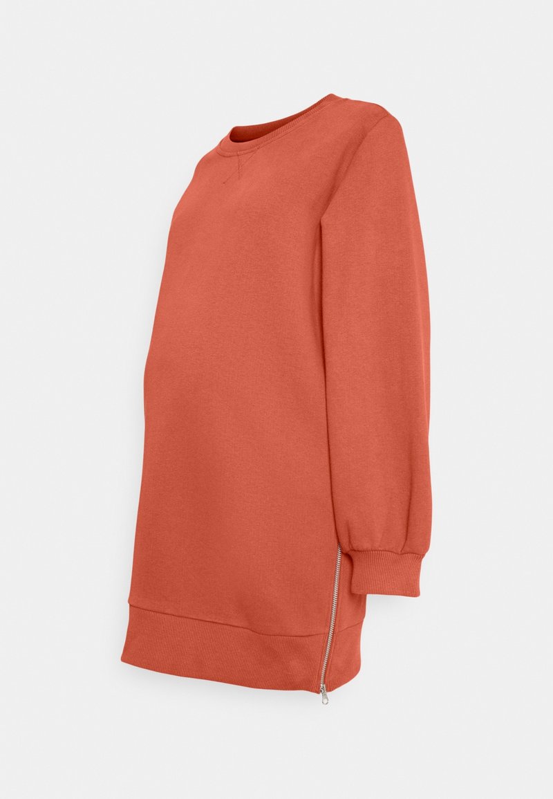 Sweat-shirt de maternité couleur rouille à manches longues avec poignets et ourlet côtelés, avec détail de fermeture éclair latérale sur fond blanc.