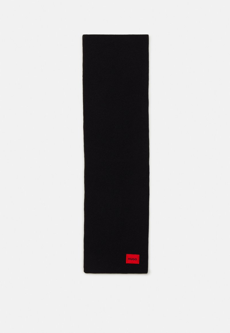 Écharpe en tricot noir de forme rectangulaire avec un patch rouge du logo HUGO à une extrémité. Texture lisse, sans motifs ni accents supplémentaires.