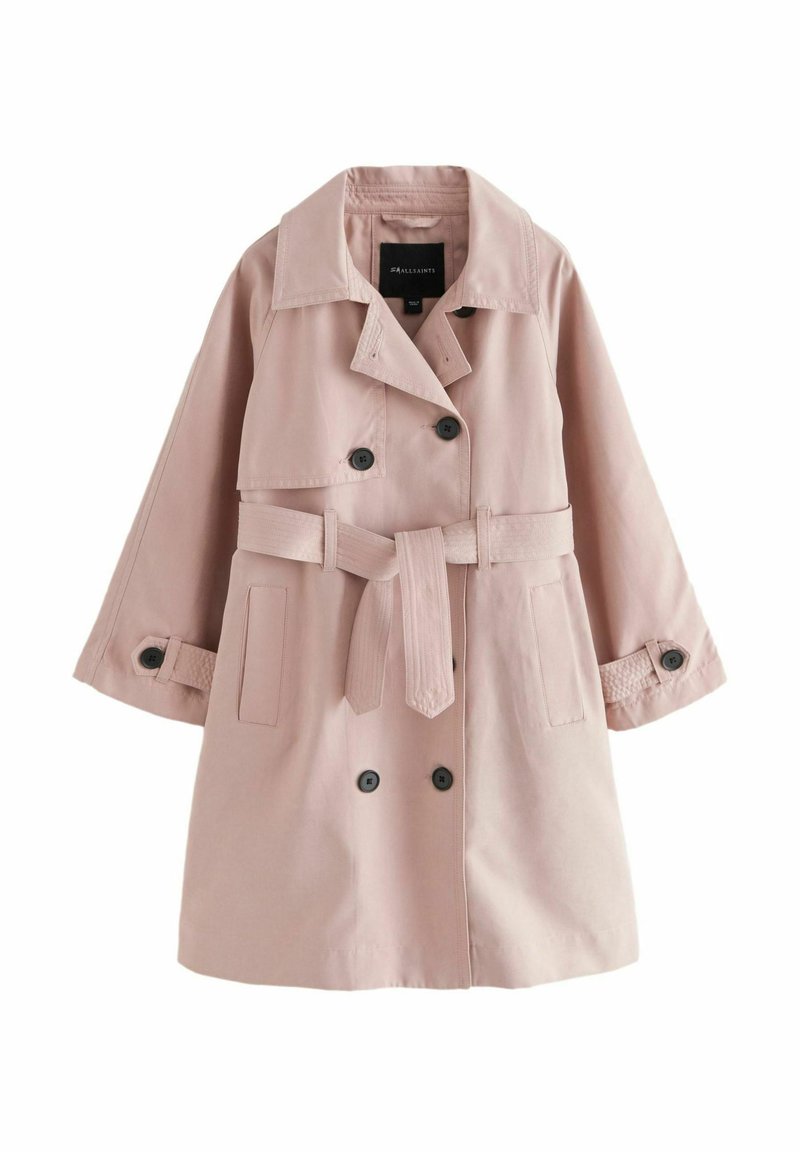 Ljusrosa trenchcoat med dubbelknäppning, svarta knappar och midjehöjd med bälte. Har stora kragar och strukturerade ärmar.
