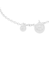 Collar de cadena de plata con dos colgantes esféricos, uno grande y otro pequeño, con un acabado liso y brillante.