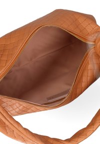Borsa a tracolla in pelle intrecciata color tan con chiusura a zip, interno foderato di una tonalità più chiara e un manico spesso intrecciato.