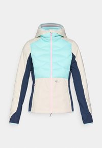 Kleurvolle geïsoleerde jas met een lichtblauw gewatteerd torso, crèmekleurige schouders en donkerblauwe mouwen, met een roze rits en logo-detail.