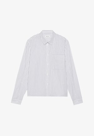 Valkoinen napillinen paita, jossa on ohuita harmaita pystyraitoja. Siinä on vasemmalla puolella rintatasku, klassinen kaulus ja pitkät hihat.