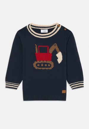 Marineblauer Pullover mit geripptem Saum und gestreiftem Kragen. Auf der Vorderseite ist ein gestricktes rotes Baggerdesign zu sehen. Hergestellt aus weichem, strukturiertem Stoff.