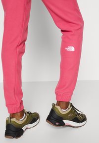 The North Face Teplákové kalhoty - light pink