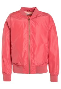 Bomber jacket de un brillante color coral rosa con cremallera frontal, puños acanalados, cuello y cinturilla, que cuenta con bolsillos laterales y una textura de tela suave.