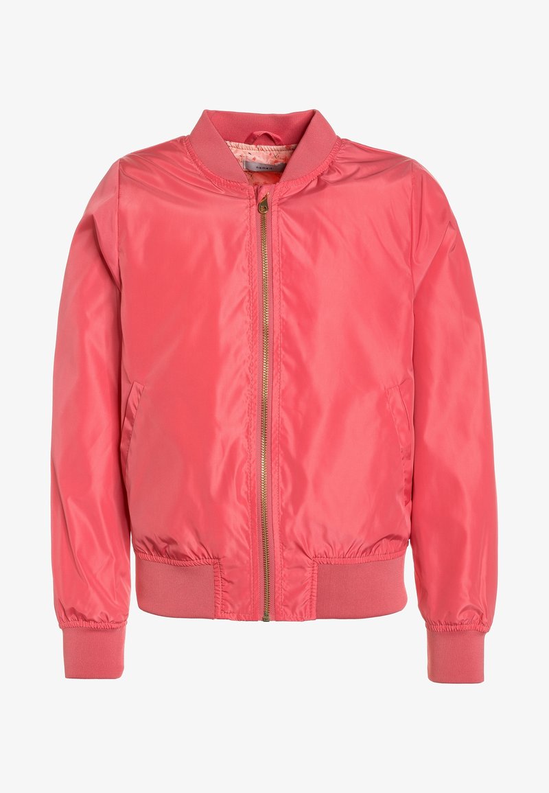 Bomber jacket de un brillante color coral rosa con cremallera frontal, puños acanalados, cuello y cinturilla, que cuenta con bolsillos laterales y una textura de tela suave.
