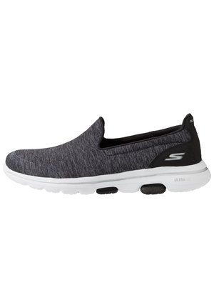 Dunkelgrauer Slip-On-Sneaker mit weißer Sohle, schwarzem Fersenpatch und Skechers-Logo an der Seite und Ferse.