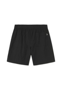 Shorts noirs en tissu léger, avec une taille élastique, une poche latérale unique et de légères rayures verticales.