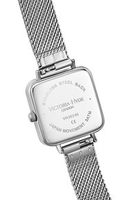 Silberner quadratischer Uhrenboden mit Mesh-Armband, graviert mit Victoria Hyde London Branding und Spezifikationen einschließlich Edelstahl und japanischem Uhrwerk.
