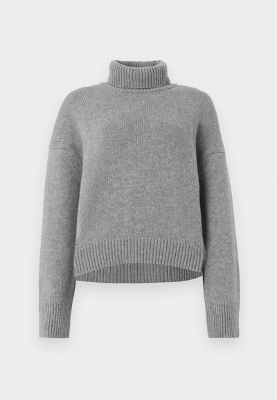 Szary sweter z dzianiny z wysokim kołnierzem typu golf, oversize'owymi rękawami oraz prążkowanymi mankietami i dołem. Miękka tekstura, krótki krój.
