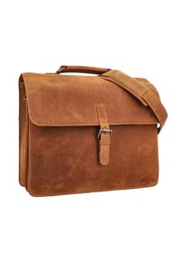 Bruine leren schoudertas met een klepopening, verstelbare schouderriem en een voorste gespdetail. Gestructureerd oppervlak met zichtbare stiksels.