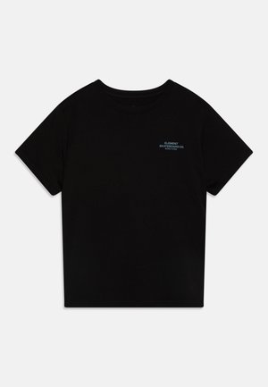 T-shirt preto de manga curta feito de algodão, com um pequeno logotipo azul na parte superior esquerda do peito. Design clássico de gola careca.