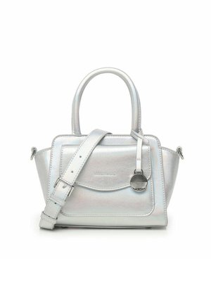 Borsa metallizzata argento con manici corti e una tracolla regolabile. Presenta una texture liscia, chiusura a patta e un distintivo accent circolare.