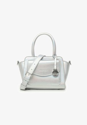 Borsa metallizzata argento con manici corti e una tracolla regolabile. Presenta una texture liscia, chiusura a patta e un distintivo accent circolare.