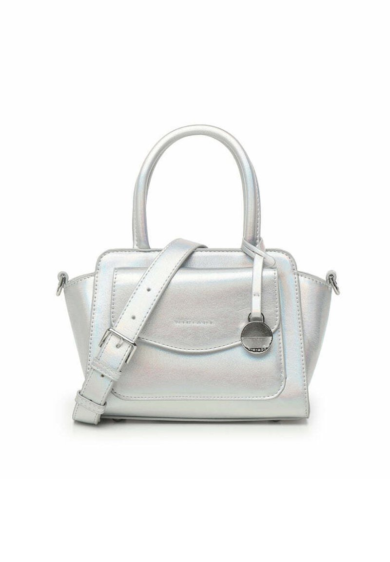 Borsa metallizzata argento con manici corti e una tracolla regolabile. Presenta una texture liscia, chiusura a patta e un distintivo accent circolare.