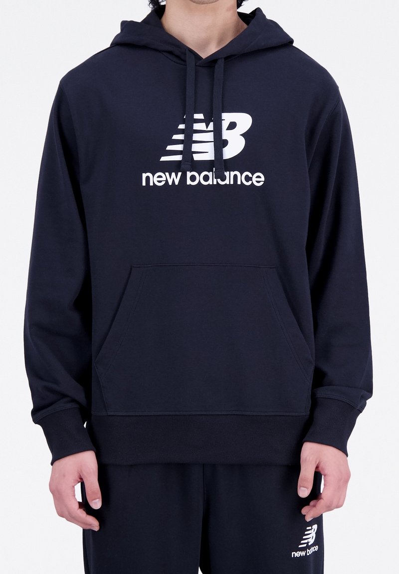 Felpa con cappuccio blu navy, dotata di tasca frontale, cappuccio con cordino e logo bianco "New Balance". Il tessuto sembra morbido e leggermente testurizzato.