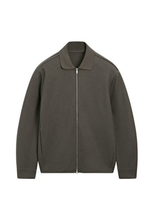 Giacca verde oliva con zip e colletto, realizzata in tessuto strutturato. Presenta dettagli di cuciture sottili e due tasche laterali.