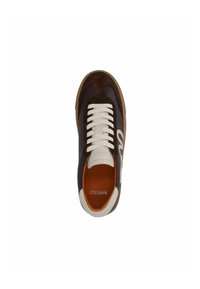 Bruine suede en leren sneaker met witte veters, contrasterende accenten en een bruine rubberen zool. Interieur is voorzien van een oranje voering en logo.