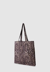Borsa a tote in tela con stampa leopardata, dotata di due manici lunghi, design piatto e una texture morbida, caratterizzata da un mix di motivi marrone scuro e beige.