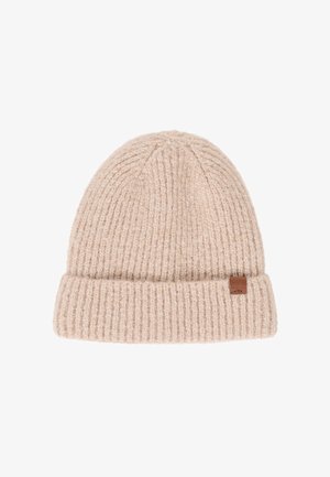 Beżowa dzianinowa czapka o prążkowanej fakturze, z podwiniętym brzegiem i małą brązową skórzaną metką z nazwą marki. Wykonana z miękkiej wełny.