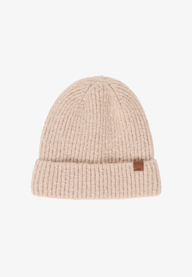 Beige Strickmütze mit geripptem Struktur, ausgestattet mit einem umgeschlagenen Bund und einem kleinen braunen Lederetikett mit Markennamen. Weiches Wollmaterial.