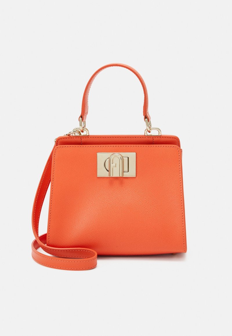 Sac à main en cuir orange avec poignée supérieure, fermoir doré et bandoulière amovible sur fond blanc uni.