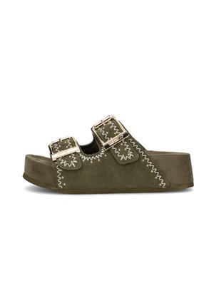 Sandalo slip in suede verde oliva con due fibbie dorate e cuciture bianche a zig zag su una suola spessa, vista laterale su sfondo bianco.