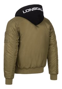 Giacca bomber verde oliva con cappuccio nero, polsini a coste e tasca sulla manica. Texture liscia con design aderente e dettaglio del logo.