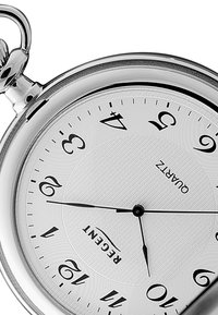 Montre de poche en quartz avec un boîtier argenté, un cadran texturé blanc, des chiffres arabes noirs et des aiguilles des heures et des minutes noires.