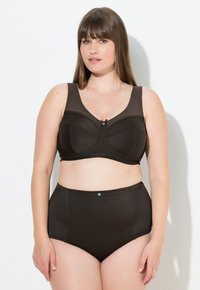 Czarny biustonosz z szerokimi ramiączkami i fiszbinami, z teksturowanymi panelami i ozdobnym przednim zapięciem. Zestawiony z czarnymi majtkami z wysokim stanem.