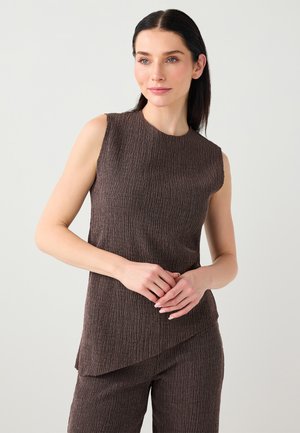Brązowy teksturowany top bez rękawów z okrągłym dekoltem, z warstwowym, asymetrycznym dołem. Materiał jest miękki z pomarszczonym wykończeniem.