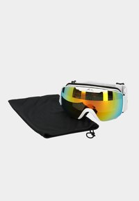 Occhiali da sci con grandi lenti a specchio arancioni e blu, montatura bianca e custodia in tessuto nera, dotati di un cinturino per una vestibilità sicura.