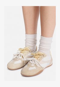 Unselected, butter yellow/off white