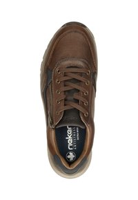 Sneaker in pelle marrone con upper testurizzato, punta tonda, chiusura con lacci frontale e zipper laterale. Presenta una soletta imbottita e accenti scuri a contrasto.