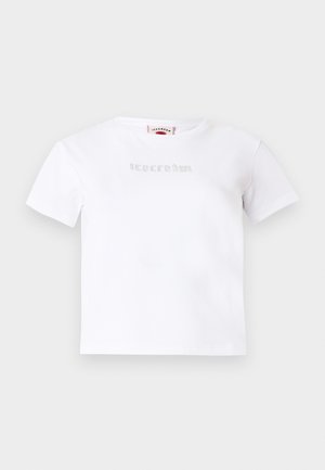 Λευκό κοντομάνικο crop top με μικρά ασημένια στρας που σχηματίζουν τη λέξη "Icecream" στο στήθος, απλό φόντο.